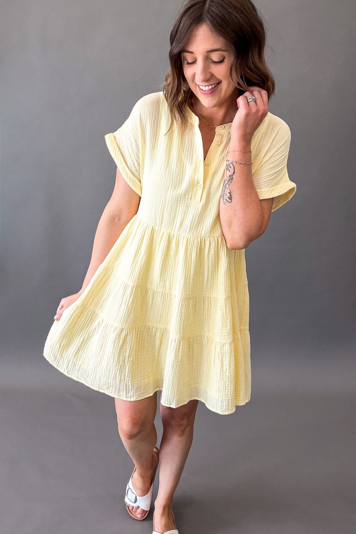 Tiered yellow dress with short sleeves