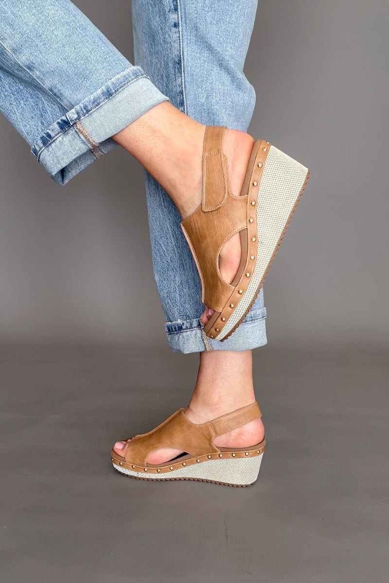 Neutral everyday wedge styled with denim