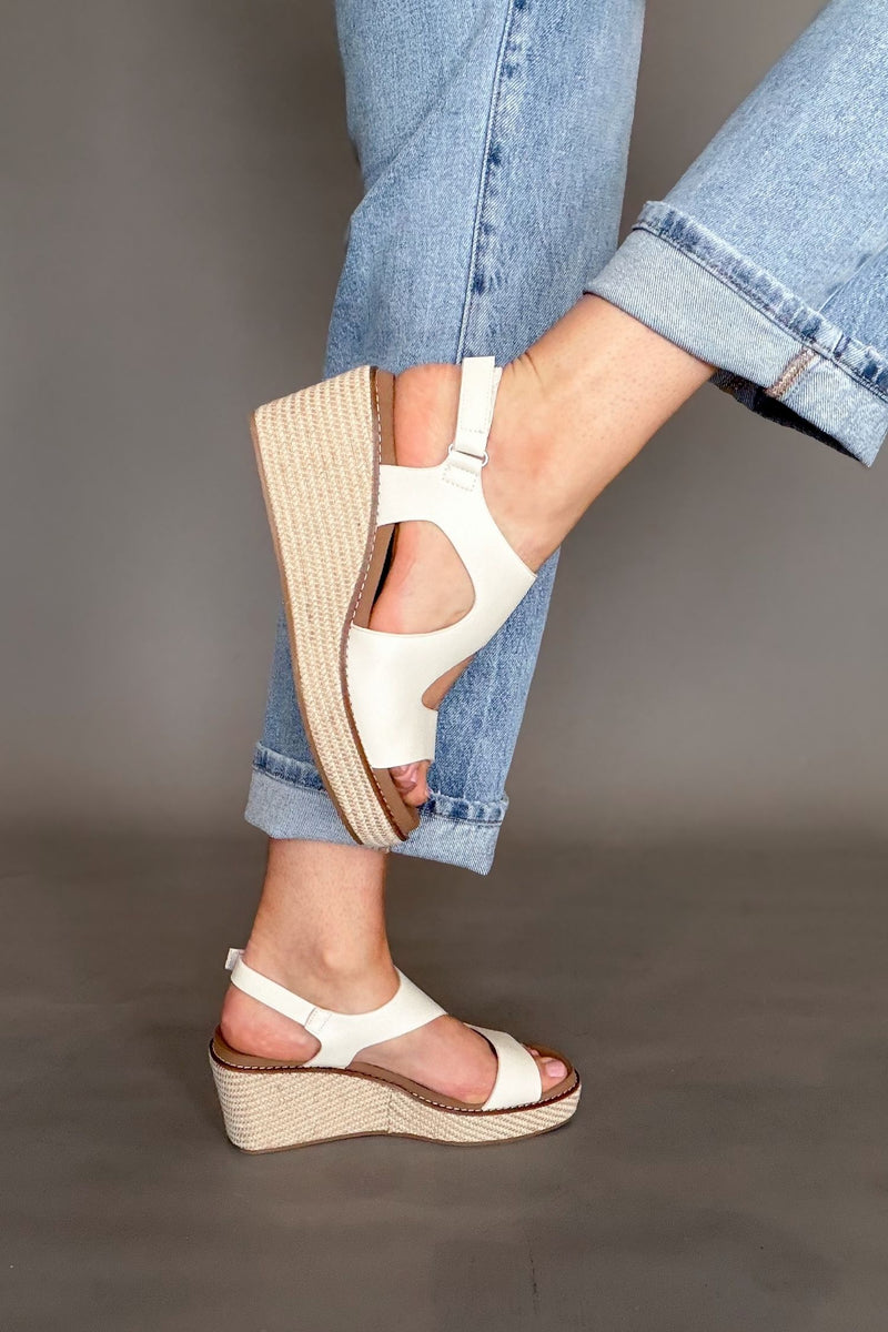 Neutral textured wedge for everyday outfits