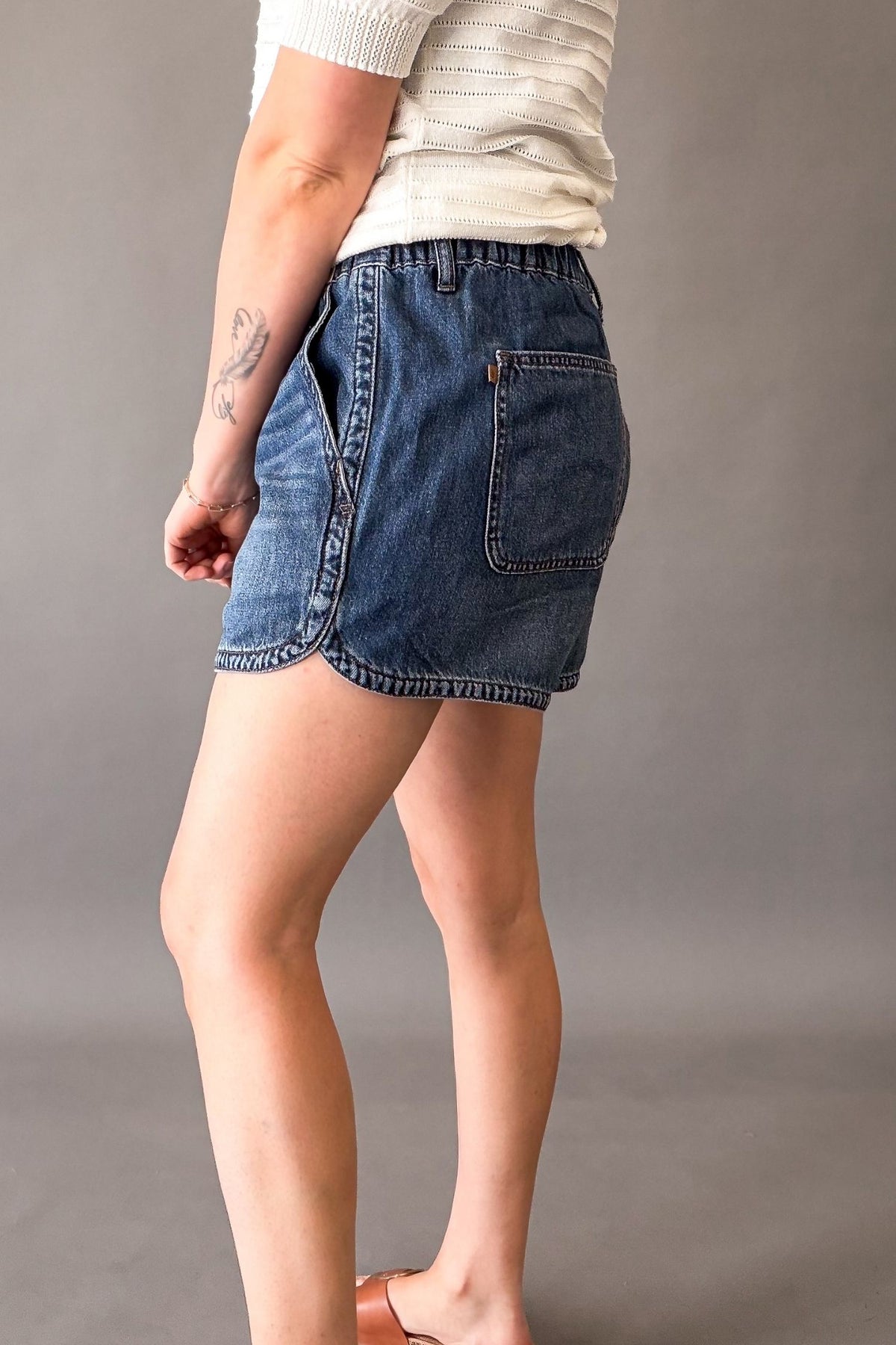 Woman wearing Judy Blue high waist boxer shorts with side pockets and back pockets.