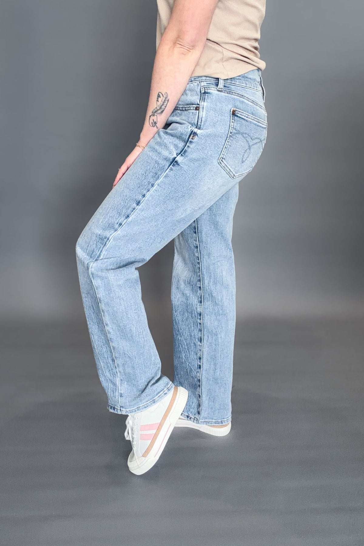 Judy Blue Mid Rise Rigid Magic Straight Jeans