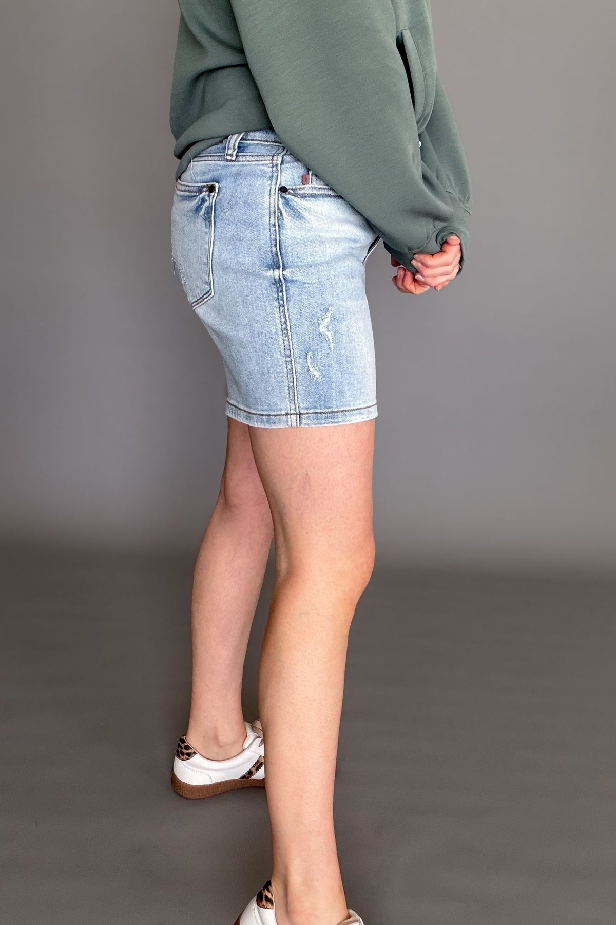 Judy blue dad shorts slowing side length of the denim.