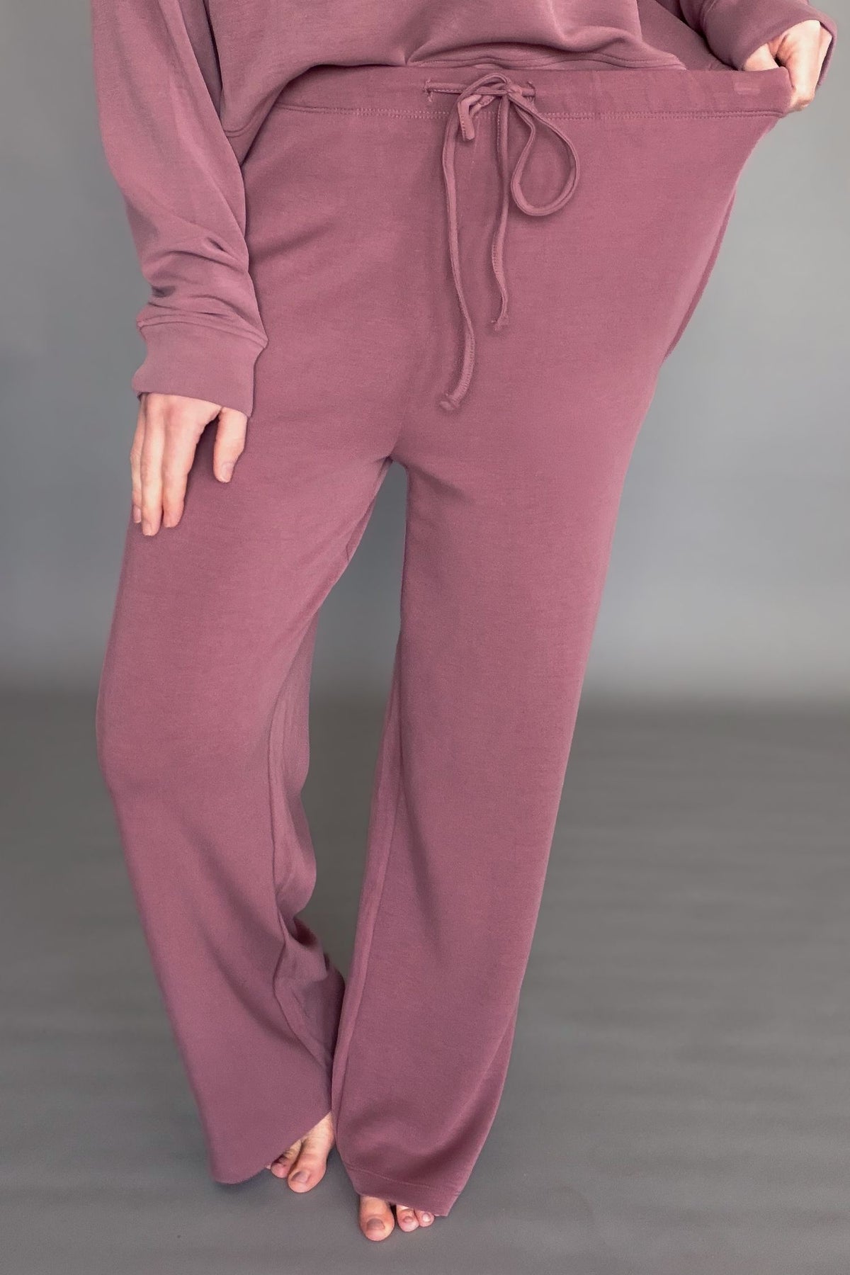 Rose lounge set with pants and top on a gray background
