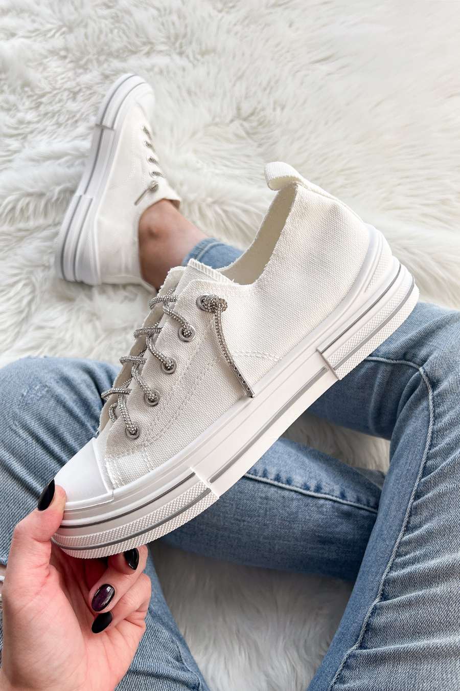 Very G White Sneakers
